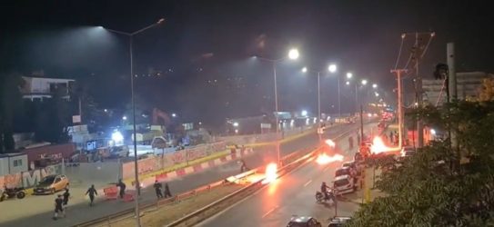 Μολότοφ και φωτιές σε αυτοκίνητα μετά από αντιρατσιστικό φεστιβάλ στο Γαλάτσι