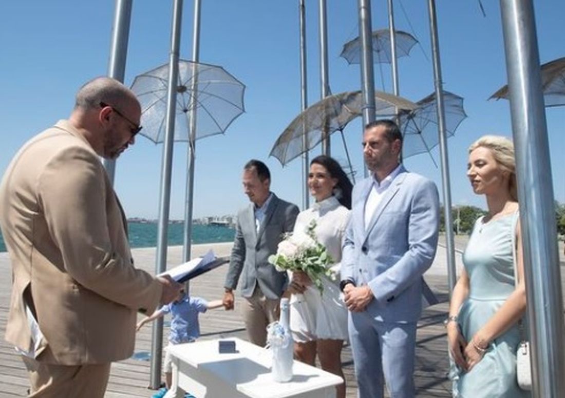 Ζευγάρι έκανε το γάμο του στις Ομπρέλες στη νέα παραλία Θεσσαλονίκης