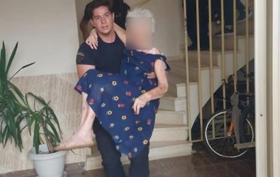 Φωτιά στον Κουβαρά: Αστυνομικοί της ΟΠΚΕ απεγκλώβισαν ηλικιωμένους και ζώα (ΒΙΝΤΕΟ & ΦΩΤΟ)