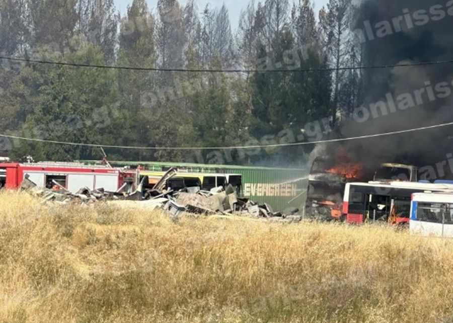 Φωτιά στον κόμβο Πλατυκάμπου στη Λάρισα