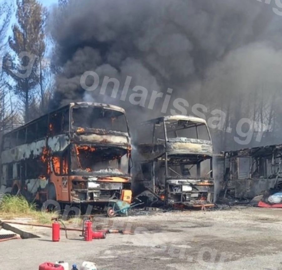 Φωτιά στον κόμβο Πλατυκάμπου στη Λάρισα