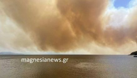 Φωτιά στη Μαγνησία: Ισχυρές εκρήξεις στη Νέα Αγχίαλο