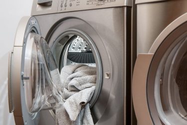 4 λάθη που κάνετε και καταστρέφετε τα ρούχα σας στο πλύσιμο