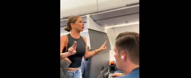 Αναστάτωση σε πτήση αεροπλάνου – Επιβάτης φώναζε πως ο διπλανός της δεν είναι… αληθινός (ΒΙΝΤΕΟ)