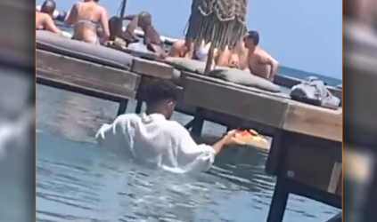 Ρόδος: Αποσύρει τις εξέδρες το beach bar που σερβίρει μέσα στη θάλασσα