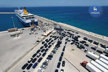 Ρόδος: Χαμός στο λιμάνι της Ακαντιάς – Εκατοντάδες ταξιτζήδες απέκλεισαν την αποβίβαση