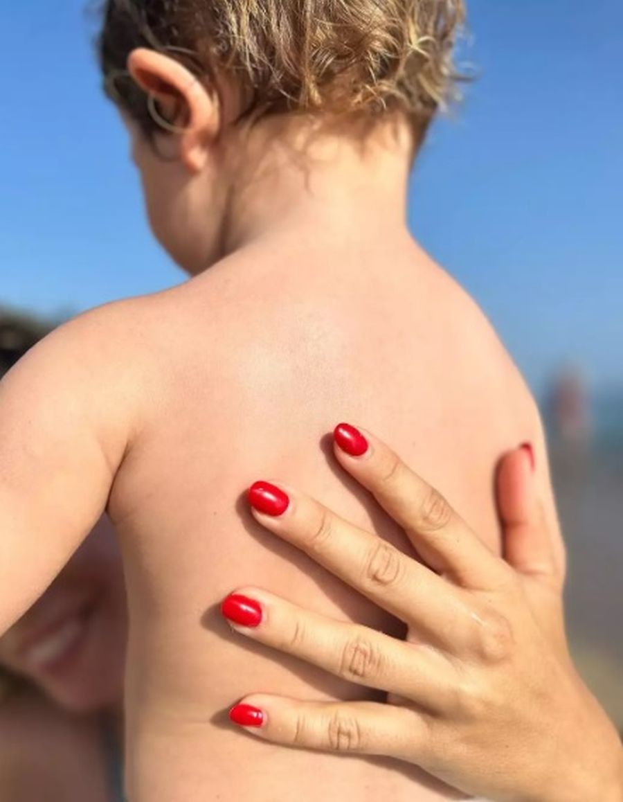 Με το γιο της στην παραλία η Κατερίνα Στικούδη – Η κοινή τους φωτογραφία