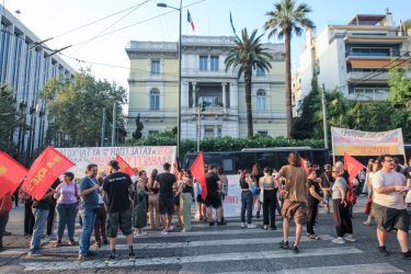 Θεσσαλονίκη: Συγκέντρωση αλληλεγγύης στους Γάλλους εξεγερμένους έξω από την Γαλλική Πρεσβεία (ΦΩΤΟ)