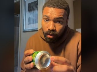 Το viral βίντεο ενός TikToker που δείχνει πως να ανοίξεις αναψυκτικό με άλλο κουτάκι