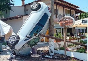 Θεσσαλονίκη: Ξέφρενη πορεία αυτοκινήτου στο Στίβος – Επεσε πάνω σε μαγαζιά