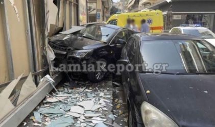 Αυτοκίνητο μπήκε σε βιτρίνα μετά από τροχαίο στη Λαμία (ΒΙΝΤΕΟ & ΦΩΤΟ)