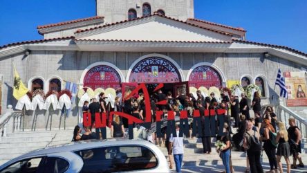 Κατερίνη: Σπαραγμός στην κηδεία της 38χρονης που κάηκε ζωντανή στο αυτοκίνητο της (ΒΙΝΤΕΟ & ΦΩΤΟ)