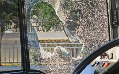 Θεσσαλονίκη: Ανδρας έσπασε το τζάμι λεωφορείου και επιτέθηκε στον οδηγό (ΒΙΝΤΕΟ & ΦΩΤΟ)
