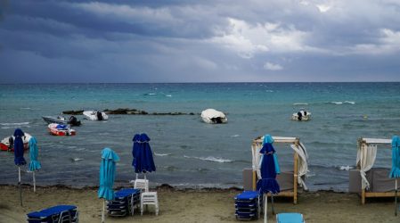 Κακοκαιρία “Petar”: Aπεγκλωβισμός 10 ατόμων από παραλία στην Κέρκυρα (ΦΩΤΟ)