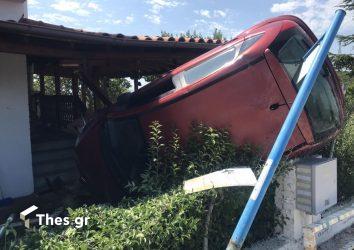 Θεσσαλονίκη: Οχημα “εισέβαλε” σε σπίτι στο Φίλυρο – Τραυματίστηκε η οδηγός (ΒΙΝΤΕΟ & ΦΩΤΟ)