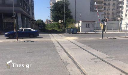 Θεσσαλονίκη: Αυτοκίνητο συγκρούστηκε με μηχανή τρένου – Ενας τραυματίας (ΦΩΤΟ)
