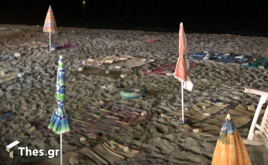 Σλάβοι στήνουν ψάθες για την επόμενη ημέρα σε παραλία στο Πολύχρονο