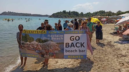 Χαλκιδική: Παρέμβαση στην Τρανή Αμμούδα από το Κίνημα για ελεύθερες παραλίες (ΦΩΤΟ)