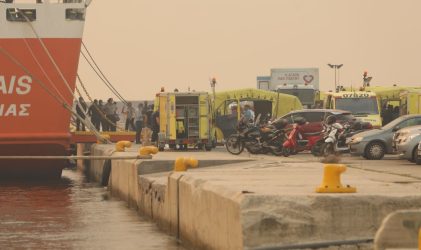 Φωτιά στην Αλεξανδρούπολη: Απεγκλωβίστηκαν από το Λιμενικό 40 άτομα