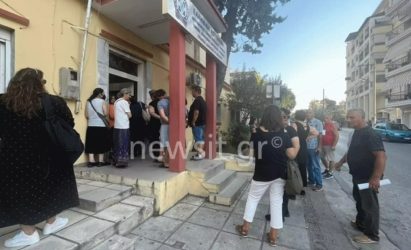 Θεσσαλονίκη: Ουρές έξω από αστυνομικά τμήματα για νέες ταυτότητες (ΦΩΤΟ)