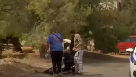 Φωτιά στην Πάρνηθα: Συγκλονίζει βίντεο με εθελοντή που λιποθύμησε γιατί δεν μπορούσε να αναπνεύσει