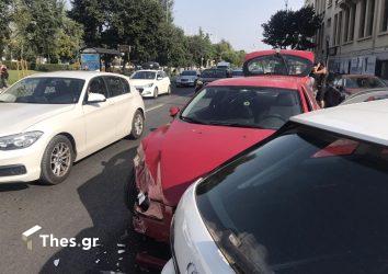 Θεσσαλονίκη: Τροχαίο με δύο ΙΧ μπροστά στην ΧΑΝΘ – Ενας τραυματίας (ΦΩΤΟ)