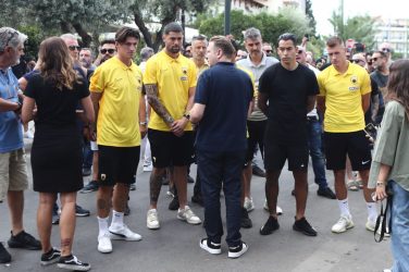 Νέα Φιλαδέλφεια: Αφησαν λουλούδια στο σημείο της δολοφονίας του 29χρονου οι αρχηγοί της ΑΕΚ (ΦΩΤΟ)