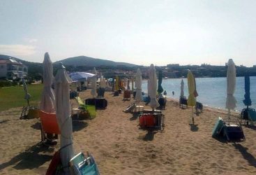 Χαλκιδική: Απομακρύνονται οι ομπρέλες που έβαλαν ιδιώτες στις παραλίες της Νέας Προποντίδας