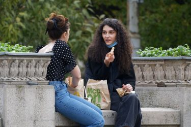 φίλοι συζήτηση κουβέντα