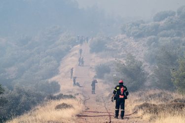 Φωτιά στην Πάρνηθα: Μάχη με τις φλόγες σε δύο μέτωπα – Δύσκολο το έργο στον Εθνικό Δρυμό