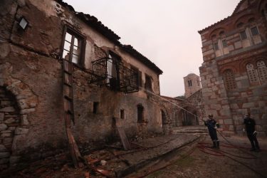 Φωτιά στη Βοιωτία: Κάηκαν κτίρια στη μονή του Οσίου Λουκά (ΦΩΤΟ)