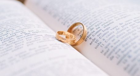 Απίστευτη πρόταση γάμου – Της έστειλε… εξώδικο για να τον παντρευτεί (ΦΩΤΟ)