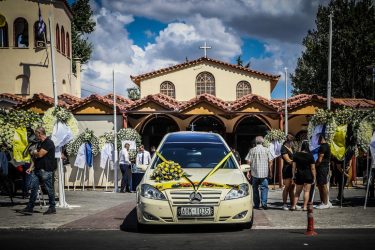 Βαρύ το κλίμα στην κηδεία του 29χρονου Μιχάλη – Με κίτρινα λουλούδια στα χέρια οι φίλοι της ΑΕΚ (ΦΩΤΟ)