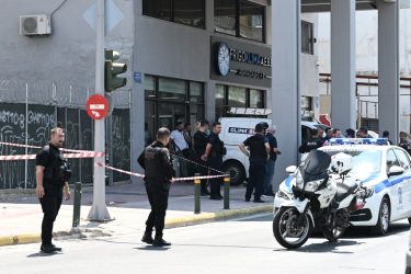 Κολωνός: Σεσημασμένος ο ληστής που απείλησε αστυνομικούς με μαχαίρι