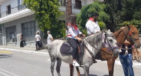 Η μεγάλη παρέλαση των καβαλάρηδων της Παναγίας στη Σιάτιστα Κοζάνης