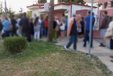 Κοζάνη: Ξενυχτά έξω από το Αστυνομικό Μέγαρο ο κόσμος για τις νέες ταυτότητες (ΦΩΤΟ)