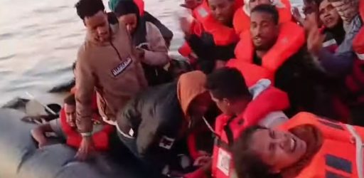 Διακινητές έσκισαν βάρκα και προκάλεσαν ναυάγιο ανοιχτά της Λέσβου (BINTEO)