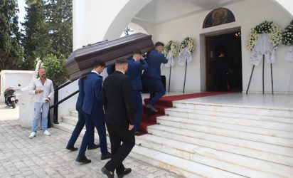 Συγγενείς και φίλοι είπαν το τελευταίο “αντίο” στην τραγουδίστρια Λιζέτα Νικολάου (ΦΩΤΟ)