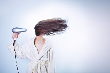 6 λάθη που μπορεί να κάνετε στο λούσιμο των μαλλιών