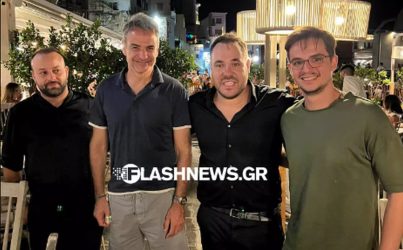Βόλτα στο λιμάνι των Χανίων για τον Κυριάκο Μητσοτάκη και την οικογένειά του