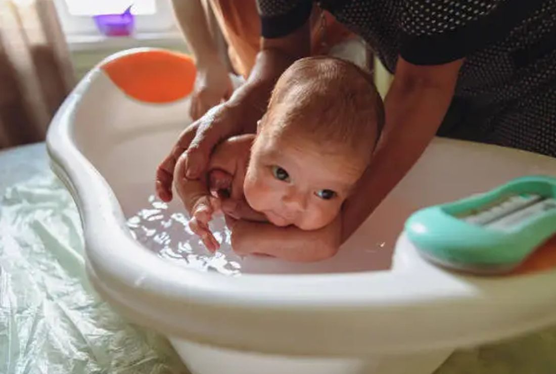 μωρό πρώτο μπάνιο