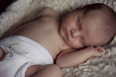 Πως θα βοηθήσετε το μωρό σας να κοιμάται καλύτερα παρά την ζέστη