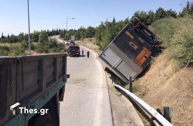 Θεσσαλονίκη: Φορτηγό εξετράπη της πορείας του στον Περιφερειακό – Απεγκλωβίστηκε ο οδηγός (BINTEO & ΦΩΤΟ)
