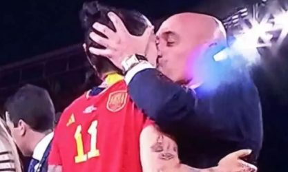 Ισπανία: Ο πρόεδρος της ομοσπονδίας απολογήθηκε για το φιλί σε παίκτρια της Εθνικής γυναικών
