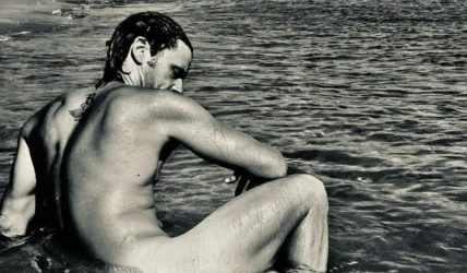 Αποστόλης Τότσικας: Φωτογραφήθηκε γυμνός μέσα στην θάλασσα (ΦΩΤΟ)