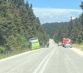 Σοκ στα Τρίκαλα: Λεωφορείο μπήκε στο αντίθετο ρεύμα και έπεσε σε χαντάκι