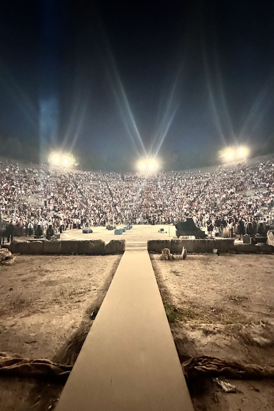 Eνθουσίασαν οι «Τρωάδες» στο Αρχαίο Θέατρο Επιδαύρου