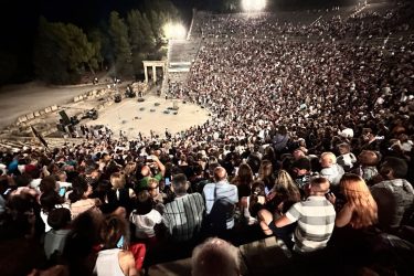 Eνθουσίασαν οι «Τρωάδες» στο Αρχαίο Θέατρο Επιδαύρου (ΦΩΤΟ)