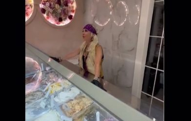 Αννα Βίσση: Πούλησε παγωτό σε τουρίστα στην Κέρκυρα (ΒΙΝΤΕΟ)