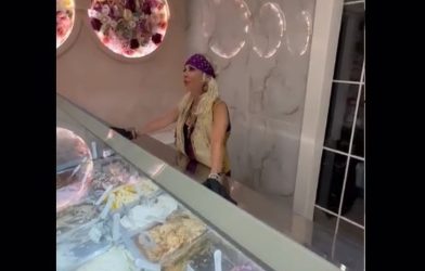 Αννα Βίσση: Πούλησε παγωτό σε τουρίστα στην Κέρκυρα (ΒΙΝΤΕΟ)